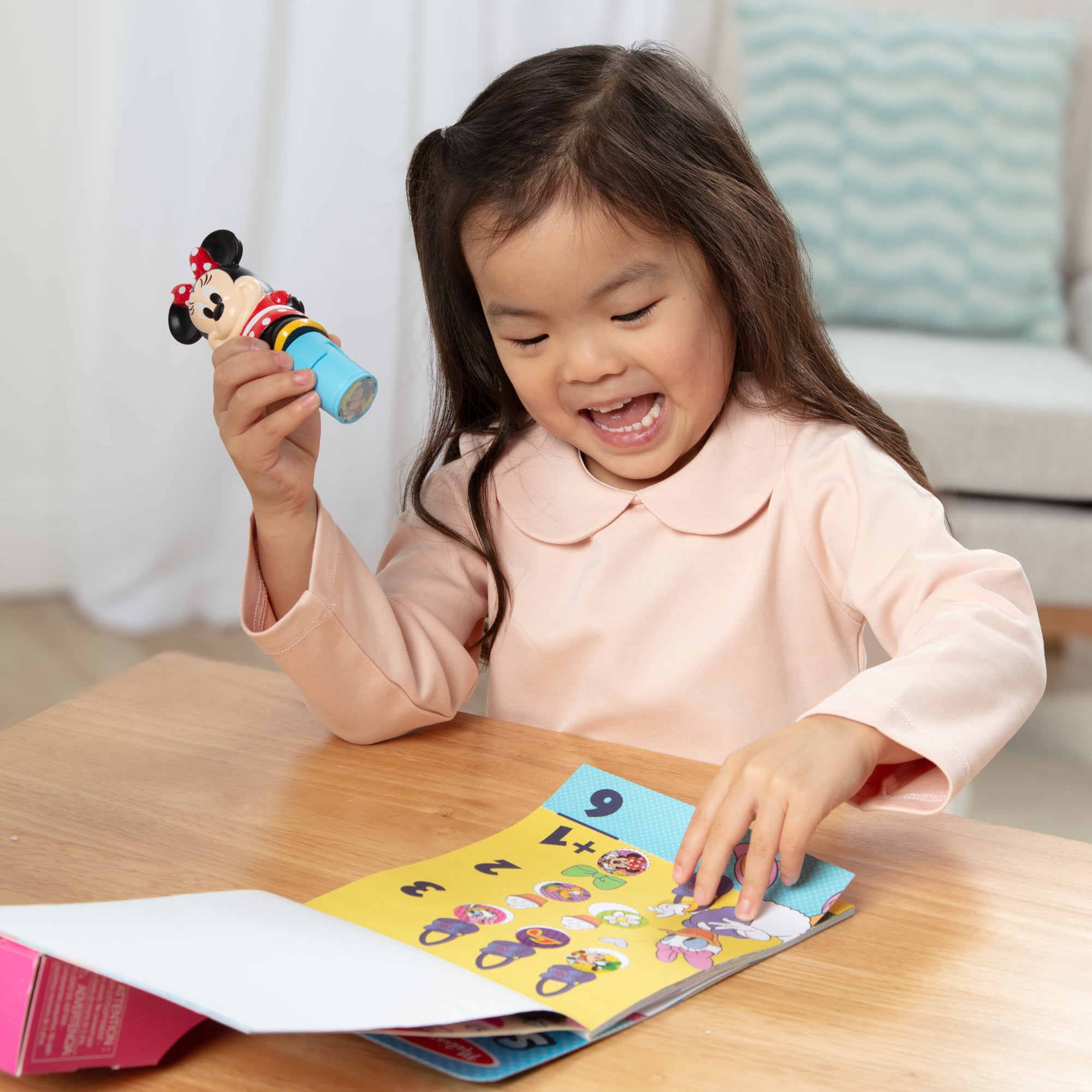 Sticker WOW!? Disney Minnie Mouse Bundle: Activity Pad & Sticker Stamper + Mini Activity Pad and 200 Refill Stickers - Image 5