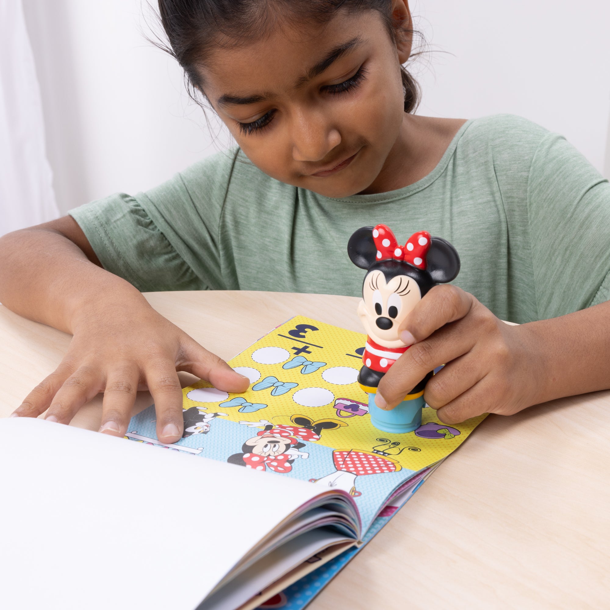 Sticker WOW!? Disney Minnie Mouse Bundle: Activity Pad & Sticker Stamper + Mini Activity Pad and 200 Refill Stickers - Image 7